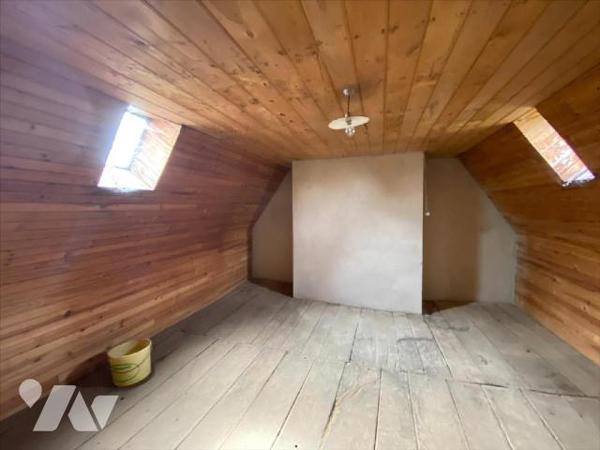 SAINT-ILLIDE, sur 1495 m² de terrain, maison à rénover comprenant au rez-de-chaussée deux pièce...