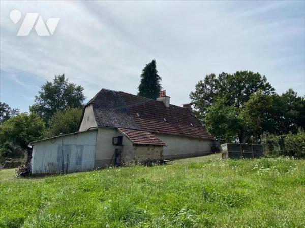 SAINT-ILLIDE, sur 1495 m² de terrain, maison à rénover comprenant au rez-de-chaussée deux pièce...