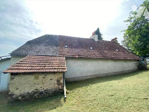 SAINT-ILLIDE, sur 1495 m² de terrain, maison à rénover comprenant au rez-de-chaussée deux pièce...