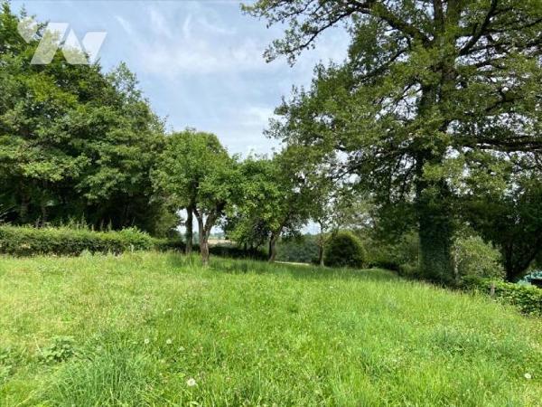 SAINT-ILLIDE, sur 1495 m² de terrain, maison à rénover comprenant au rez-de-chaussée deux pièce...