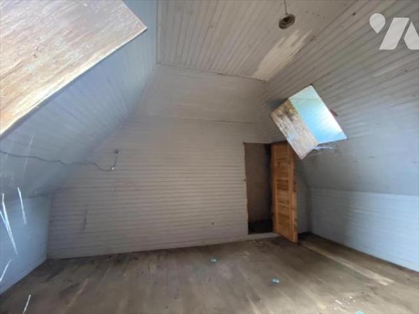 SAINT-ILLIDE, sur 1495 m² de terrain, maison à rénover comprenant au rez-de-chaussée deux pièce...