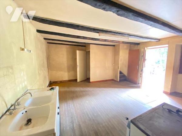 SAINT-ILLIDE, sur 1495 m² de terrain, maison à rénover comprenant au rez-de-chaussée deux pièce...