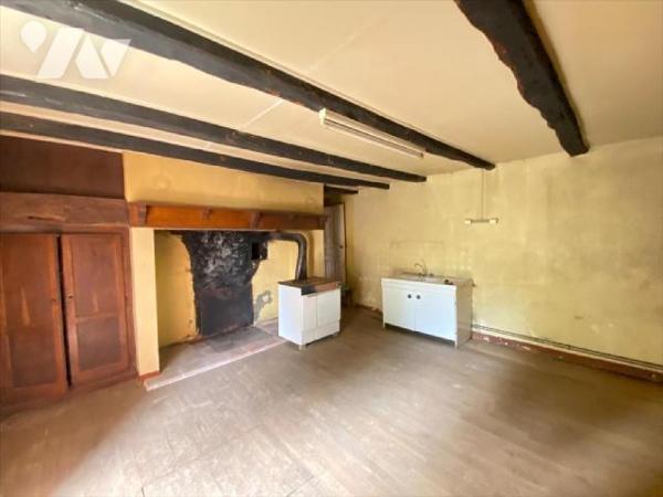SAINT-ILLIDE, sur 1495 m² de terrain, maison à rénover comprenant au rez-de-chaussée deux pièce...