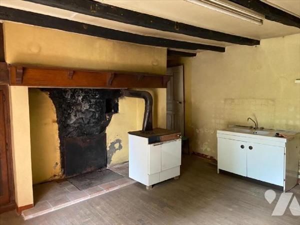 SAINT-ILLIDE, sur 1495 m² de terrain, maison à rénover comprenant au rez-de-chaussée deux pièce...