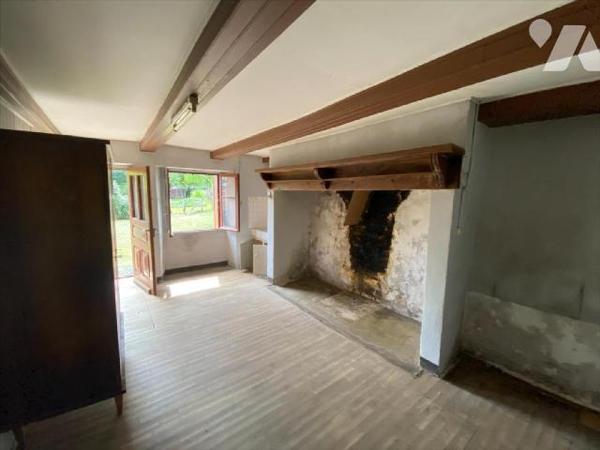 SAINT-ILLIDE, sur 1495 m² de terrain, maison à rénover comprenant au rez-de-chaussée deux pièce...