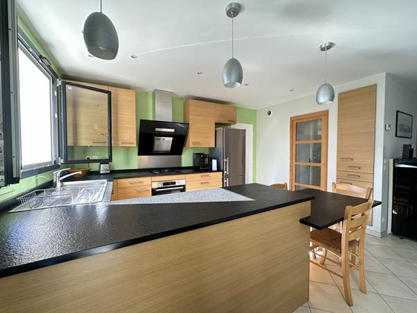 Maison 7 pièces (DPE D) à Verrières-Le-Buisson, en excellent état, quartier recherché, 4 CHAMBRES, GARAGE, JARDIN.