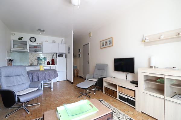 ROYAN - QUARTIER DU PARC - CHARMANT APPARTEMENT T1 AU CALME - BALCON et PARKING