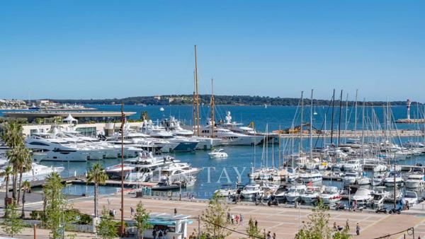 Exclusivité – Bel appartement bourgeois avec vue mer et Vieux Port
