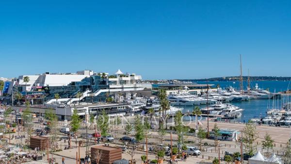 Exclusivité – Bel appartement bourgeois avec vue mer et Vieux Port