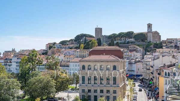 Exclusivité – Bel appartement bourgeois avec vue mer et Vieux Port