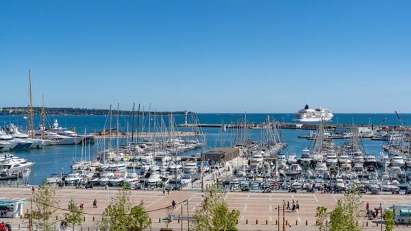 Exclusivité – Bel appartement bourgeois avec vue mer et Vieux Port
