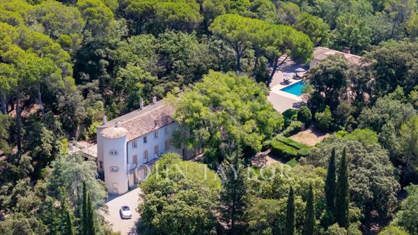 Propriété d'exception avec château du XVIIIe siècle