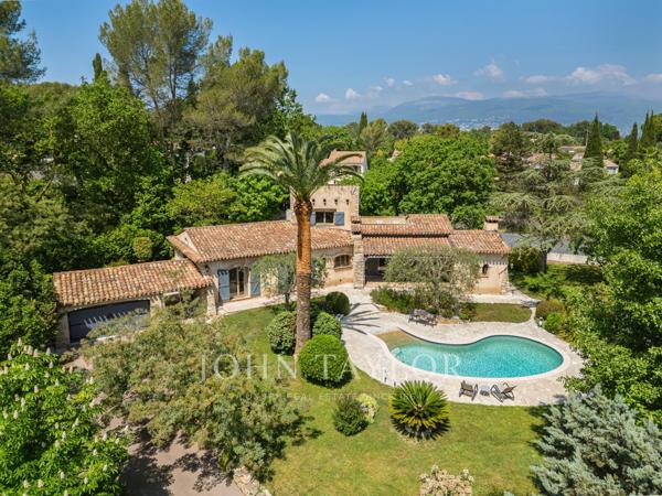 Élégant mas provençal de plain-pied au cœur d’un domaine privé