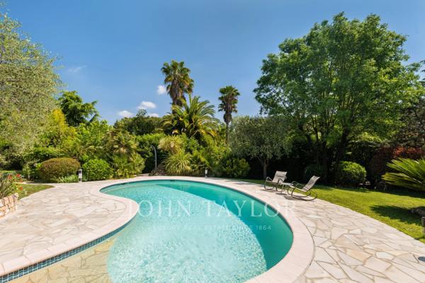 Élégant mas provençal de plain-pied au cœur d’un domaine privé