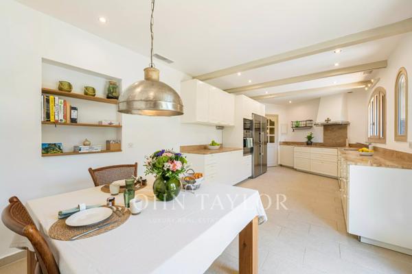 Élégant mas provençal de plain-pied au cœur d’un domaine privé