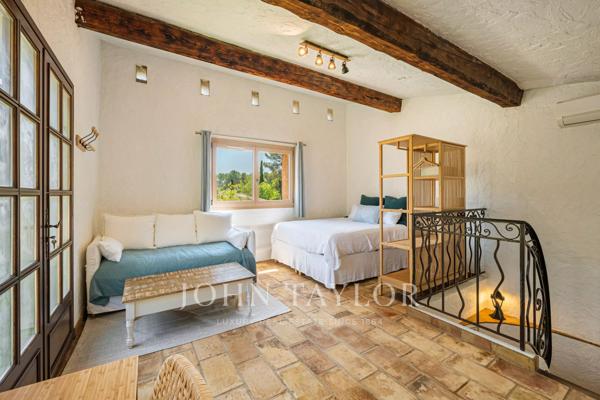 Élégant mas provençal de plain-pied au cœur d’un domaine privé