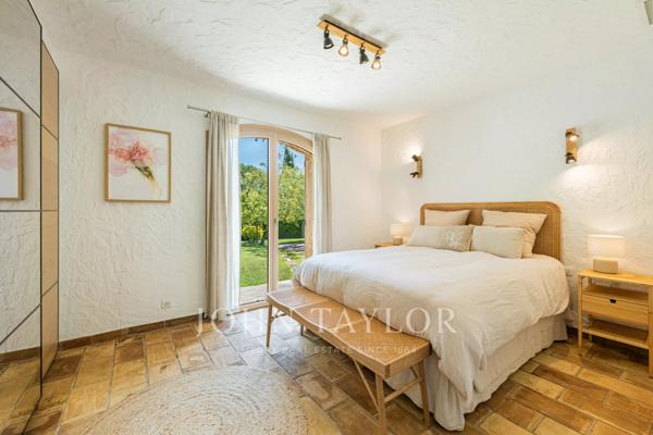 Élégant mas provençal de plain-pied au cœur d’un domaine privé