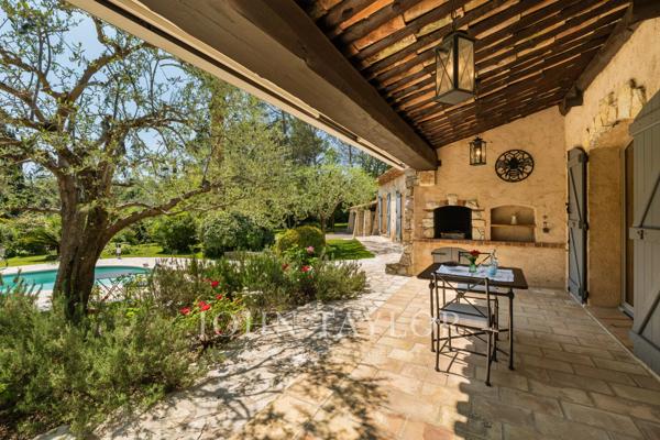 Élégant mas provençal de plain-pied au cœur d’un domaine privé