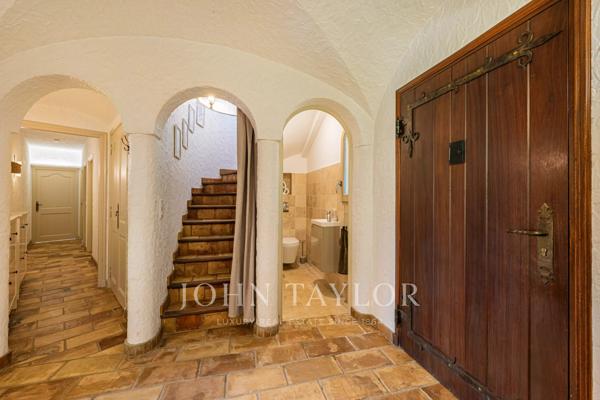 Élégant mas provençal de plain-pied au cœur d’un domaine privé