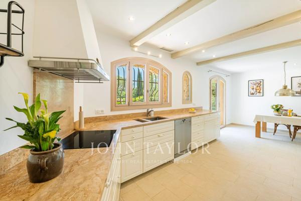 Élégant mas provençal de plain-pied au cœur d’un domaine privé