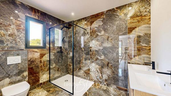 VILLA DE PRESTIGE, DECOREE et MEUBLEE - ENVIRONNEMENT PRIVILEGIE