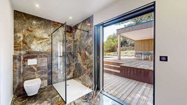 VILLA DE PRESTIGE, DECOREE et MEUBLEE - ENVIRONNEMENT PRIVILEGIE