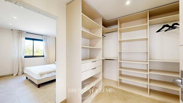 VILLA DE PRESTIGE, DECOREE et MEUBLEE - ENVIRONNEMENT PRIVILEGIE