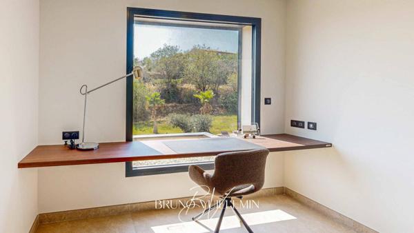 VILLA DE PRESTIGE, DECOREE et MEUBLEE - ENVIRONNEMENT PRIVILEGIE