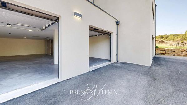 VILLA DE PRESTIGE, DECOREE et MEUBLEE - ENVIRONNEMENT PRIVILEGIE