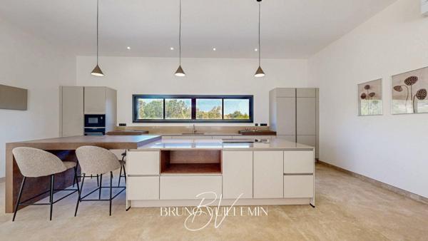 VILLA DE PRESTIGE, DECOREE et MEUBLEE - ENVIRONNEMENT PRIVILEGIE