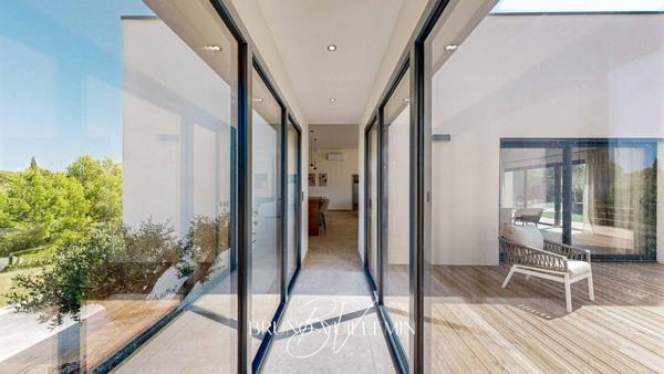 VILLA DE PRESTIGE, DECOREE et MEUBLEE - ENVIRONNEMENT PRIVILEGIE