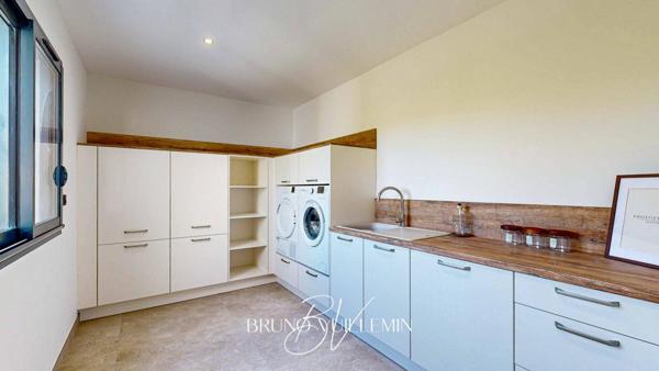 VILLA DE PRESTIGE, DECOREE et MEUBLEE - ENVIRONNEMENT PRIVILEGIE