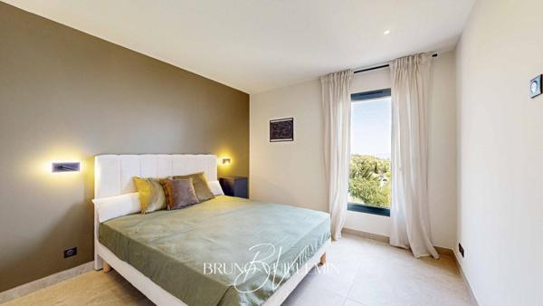 VILLA DE PRESTIGE, DECOREE et MEUBLEE - ENVIRONNEMENT PRIVILEGIE