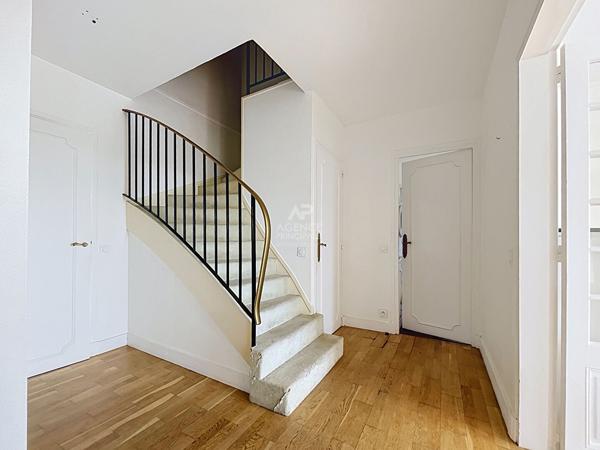 Chatou - Dernier étage avec terrasse 550 000 € **  - Référence  V160010329