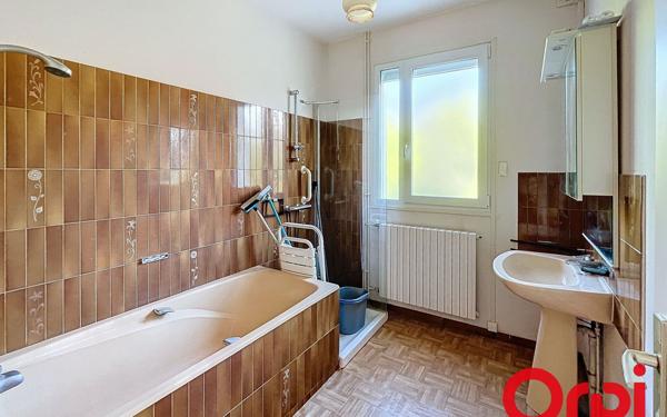 Maison à vendre    6 pièces • 214 m2 Saint-Amand-Montrond