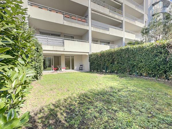 Appartement T3 de 89m² en rez de jardin privatif de 55m² et terrasse de 13m²