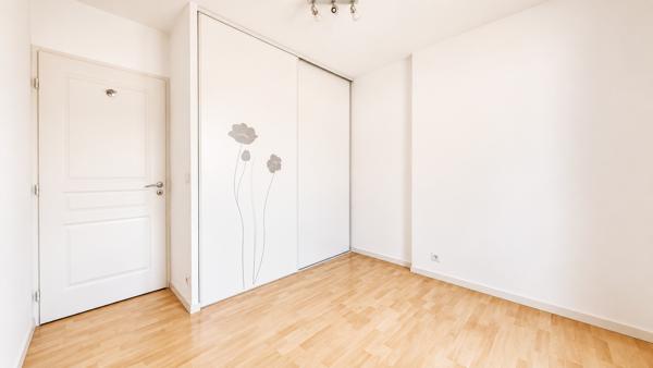 Appartement
         3 pièces
        - 82 m² Exclusivité 259 000 € *