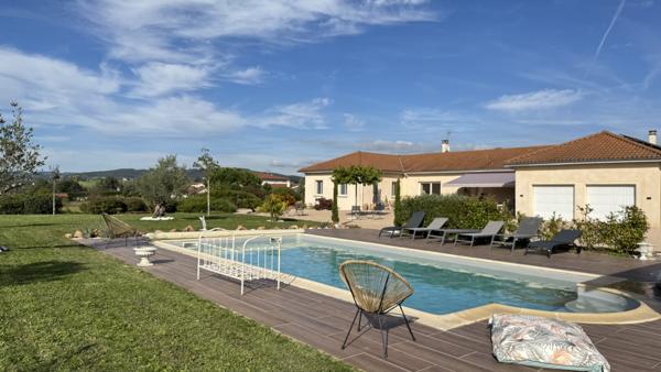 Civens (42110) A vendre maison contemporaine de 175m2 avec piscine sur 2500m2 de terrain clos