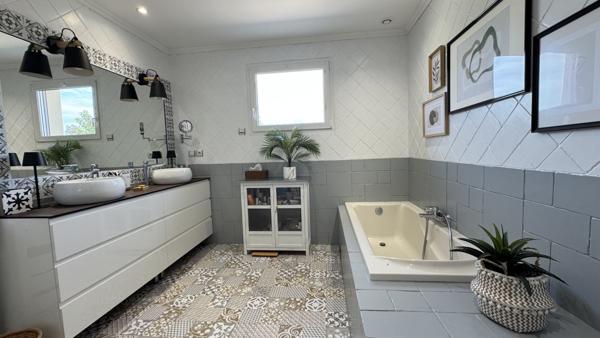 Civens (42110) A vendre maison contemporaine de 175m2 avec piscine sur 2500m2 de terrain clos