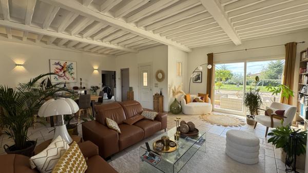 Civens (42110) A vendre maison contemporaine de 175m2 avec piscine sur 2500m2 de terrain clos