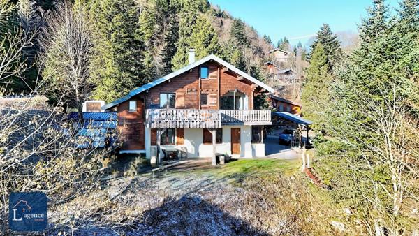 Chalet authentique avec vue panoramique, T2 indépendant et grand terrain arboré avec jardin et forêt dans les hauteurs de Gex
