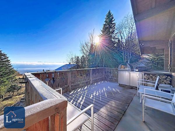 Chalet authentique avec vue panoramique, T2 indépendant et grand terrain arboré avec jardin et forêt dans les hauteurs de Gex