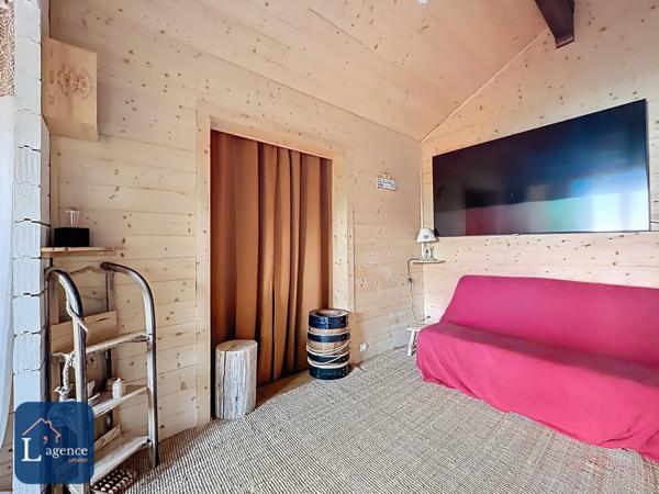 Chalet authentique avec vue panoramique, T2 indépendant et grand terrain arboré avec jardin et forêt dans les hauteurs de Gex