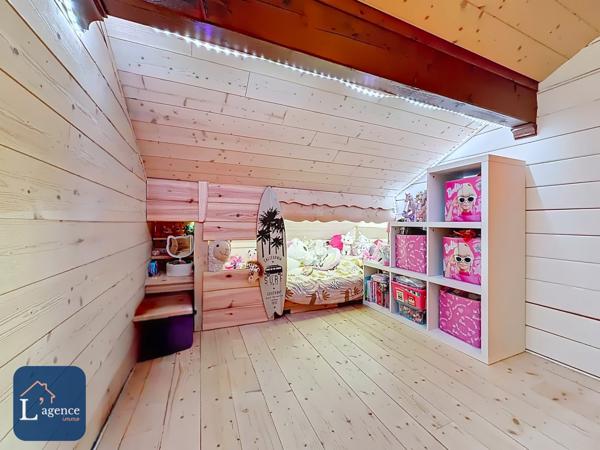 Chalet authentique avec vue panoramique, T2 indépendant et grand terrain arboré avec jardin et forêt dans les hauteurs de Gex