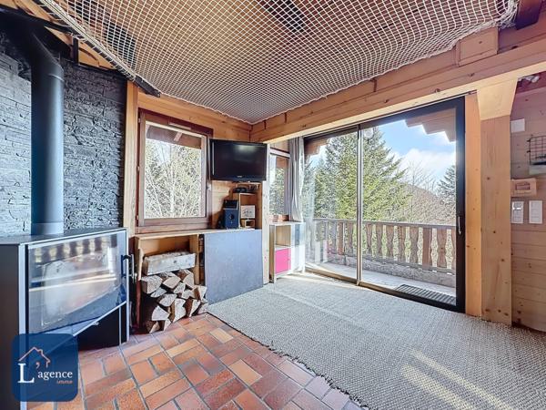Chalet authentique avec vue panoramique, T2 indépendant et grand terrain arboré avec jardin et forêt dans les hauteurs de Gex