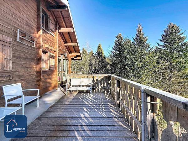 Chalet authentique avec vue panoramique, T2 indépendant et grand terrain arboré avec jardin et forêt dans les hauteurs de Gex