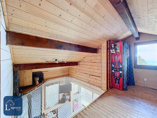 Chalet authentique avec vue panoramique, T2 indépendant et grand terrain arboré avec jardin et forêt dans les hauteurs de Gex