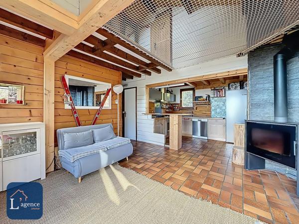 Chalet authentique avec vue panoramique, T2 indépendant et grand terrain arboré avec jardin et forêt dans les hauteurs de Gex