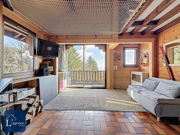 Chalet authentique avec vue panoramique, T2 indépendant et grand terrain arboré avec jardin et forêt dans les hauteurs de Gex