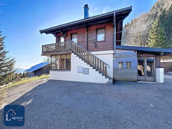 Chalet authentique avec vue panoramique, T2 indépendant et grand terrain arboré avec jardin et forêt dans les hauteurs de Gex